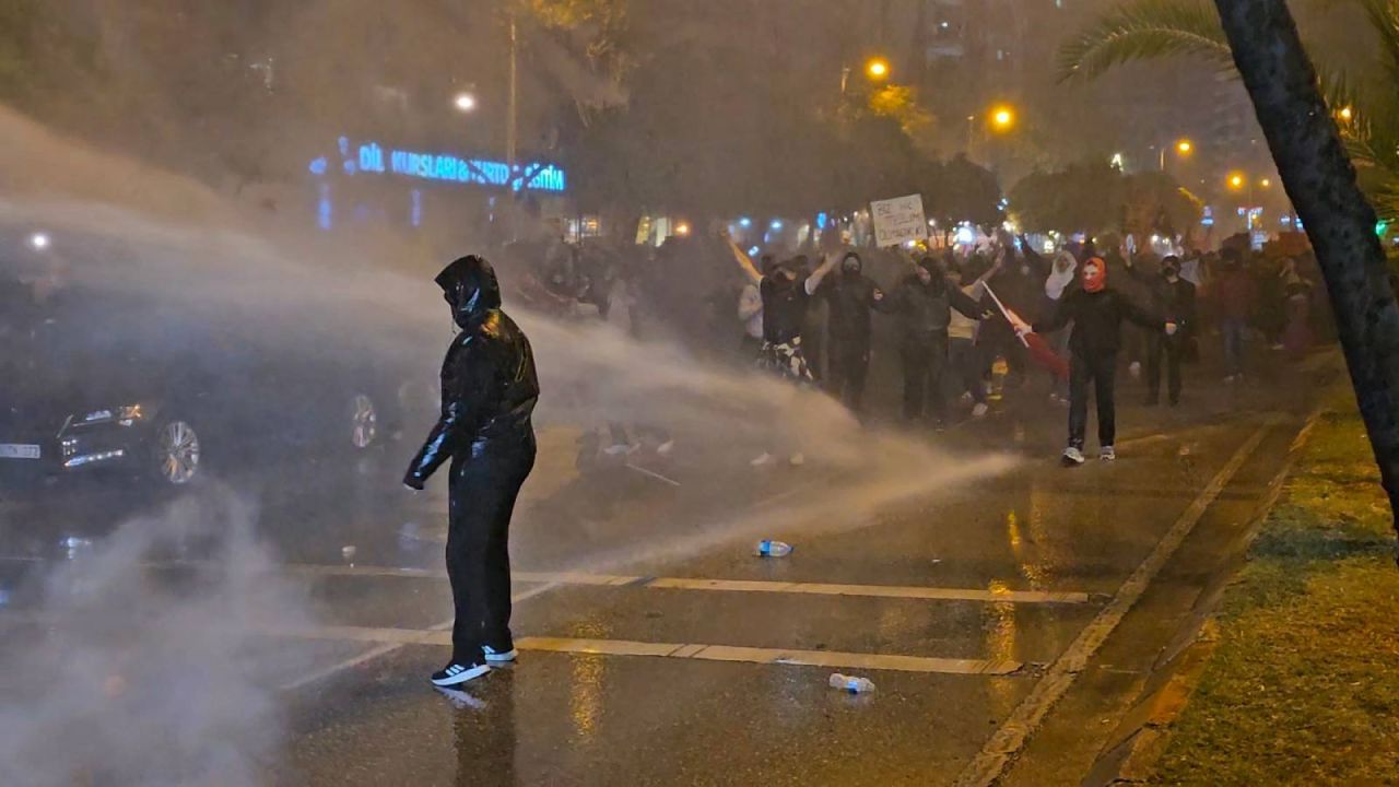 Adana'daki İmamoğlu protestosuna TOMA ile müdahale edildi
