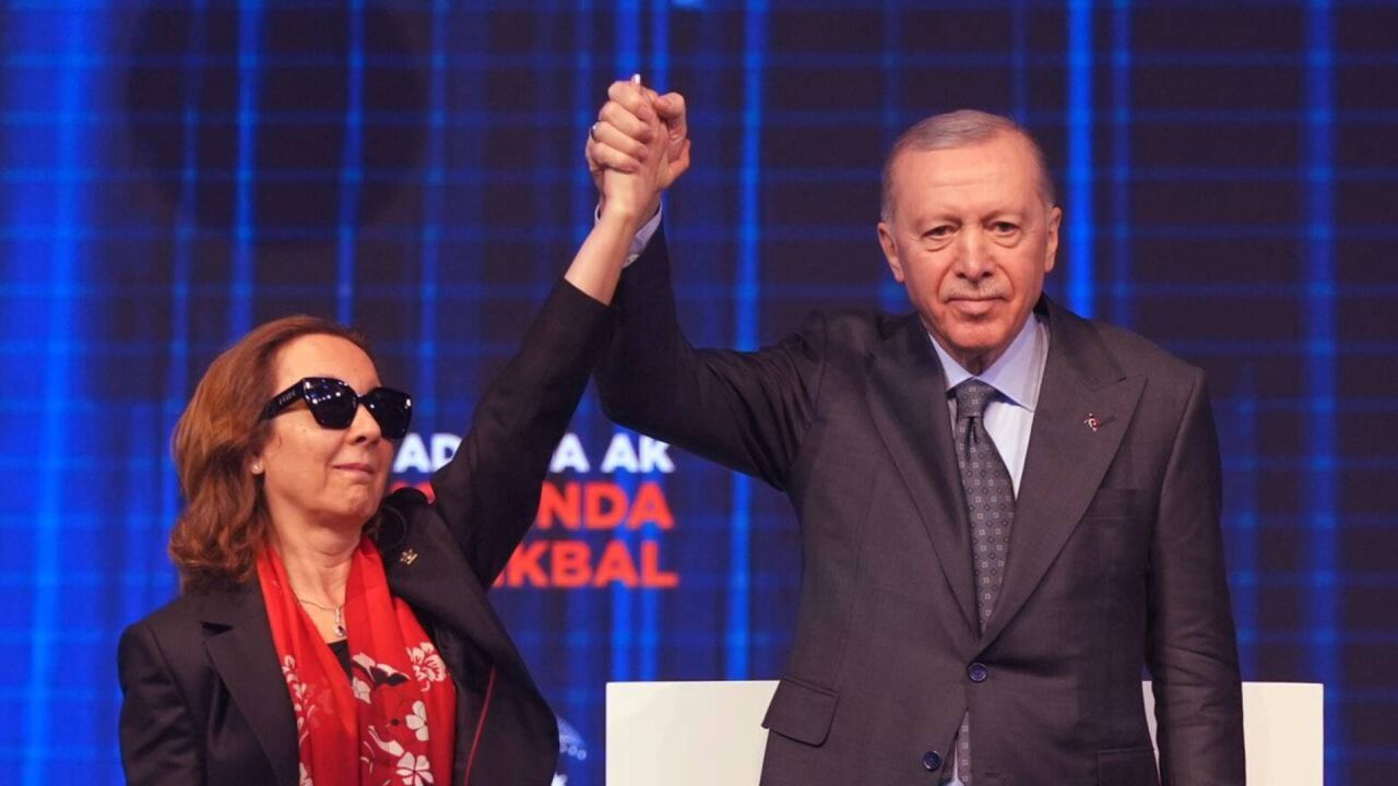 Serap Yazıcı Özbudun, Özgür Özel'in Eleştirilerine Karşı AKP'ye Geçişini Savundu