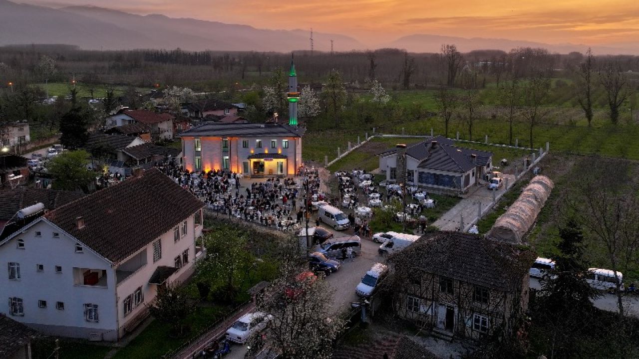 Düzce'deki depremde hasar gören cami yeniden yapılarak ibadete açıldı
