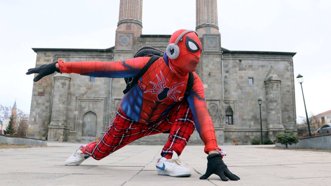 Örümcek Adam şimdi de Erzurum'da