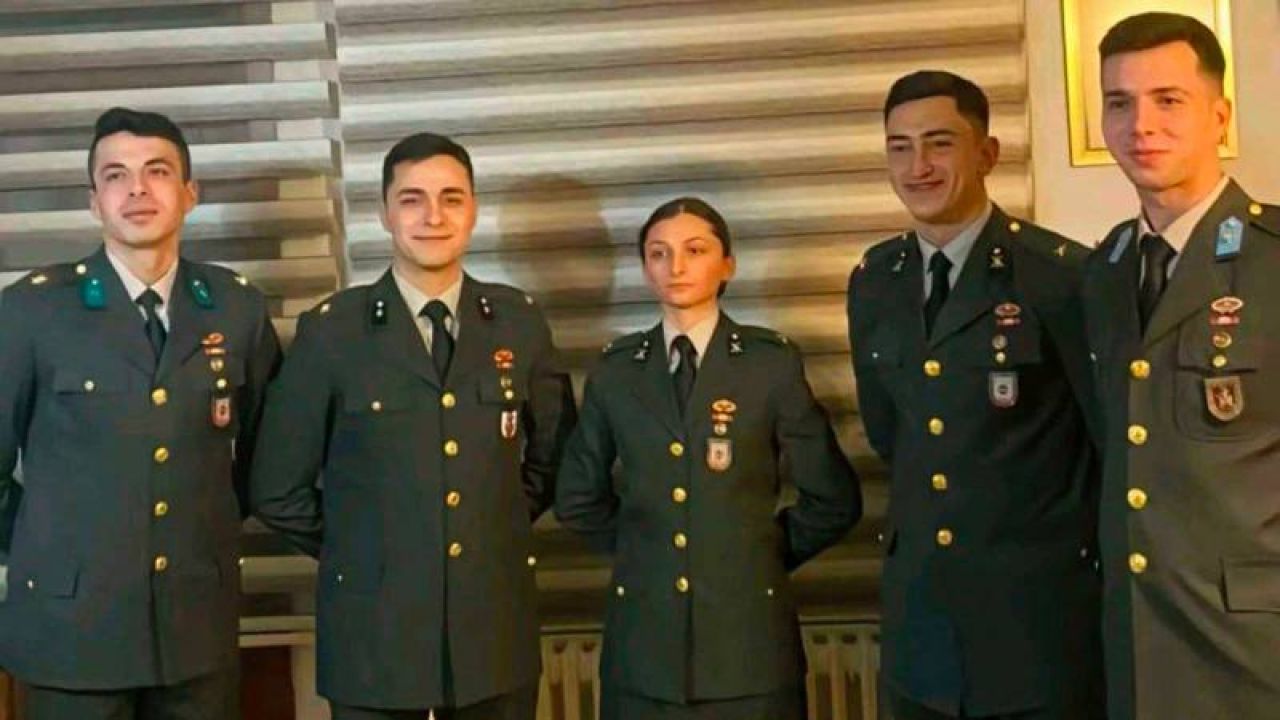 İhraç Edilen Teğmenlerle Fotoğraf Krizi: Harbiyelilere Uyarı, Görüntüler Sildirildi
