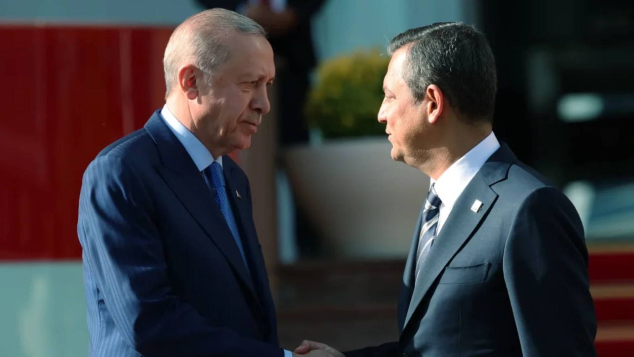 Özgür Özel, Erdoğan'ın 2008'deki medya boykotunu eleştirdiği konuşmasını paylaştı