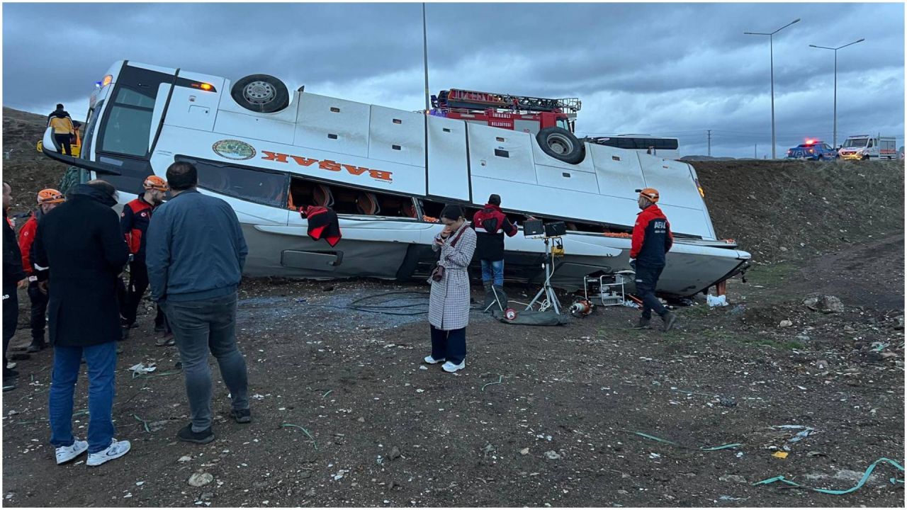 Sivas'ta yolcu otobüsü kazası: 2 ölü, 18 yaralı