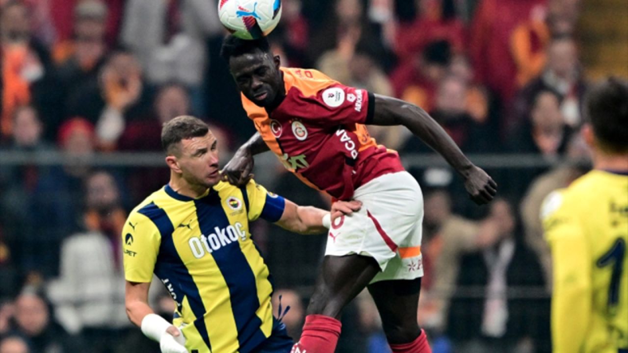 Galatasaraylı oyuncular Kadıköy'de sahaya çıkarken kedi sesleriyle karşılandı