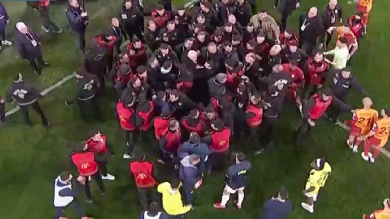 Fenerbahçe-Galatasaray derbisinde yedek kulübeleri arasında gerginlik yaşandı