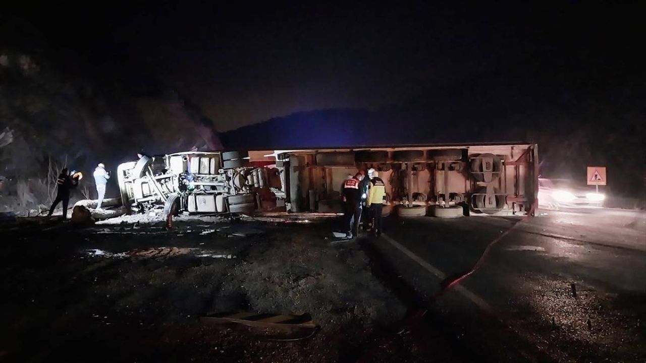 TIR'ın devrildiği kazada baba yaralandı, oğlu hayatını kaybetti