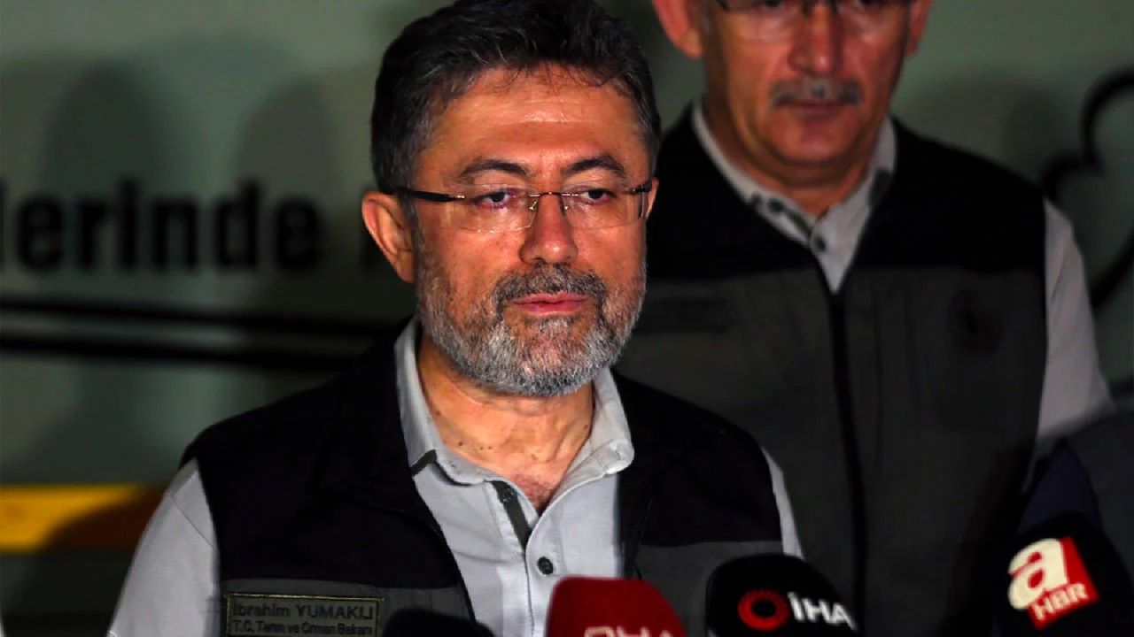 Bakan Yumaklı, Özgür Özel'e Tepki Gösterdi: Cunta Görmek İsteyenler Kurultaylara Baksın