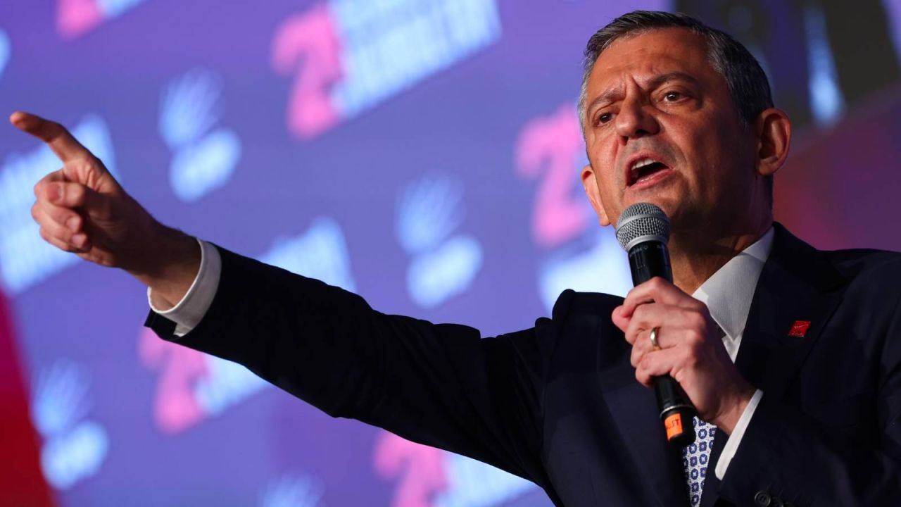 Özgür Özel, CHP Genel Başkanı Olarak Yeniden Seçildi