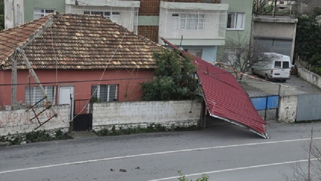 Erzincan'da şiddetli fırtına çatıları uçurdu, direkleri devirdi