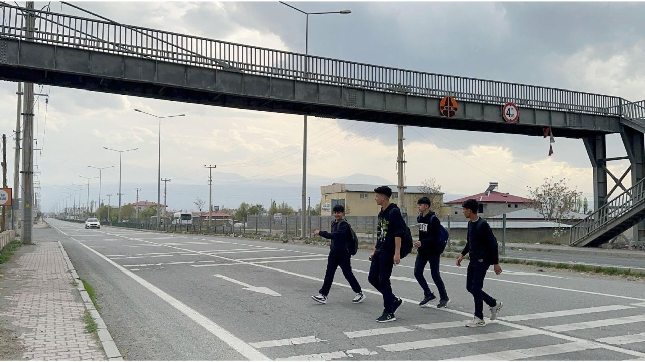 Okulların Yakınındaki Üst Geçit Kullanılmıyor: Vatandaşlar Uzak Olduğu Gerekçesiyle Şikayetçi
