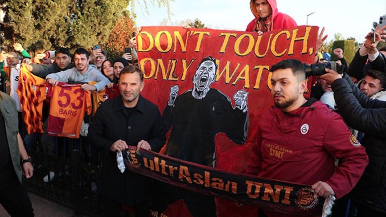 Mourinho'ya Pankartla Gönderme: Okan Buruk ile Birlikte Poz Verdiler