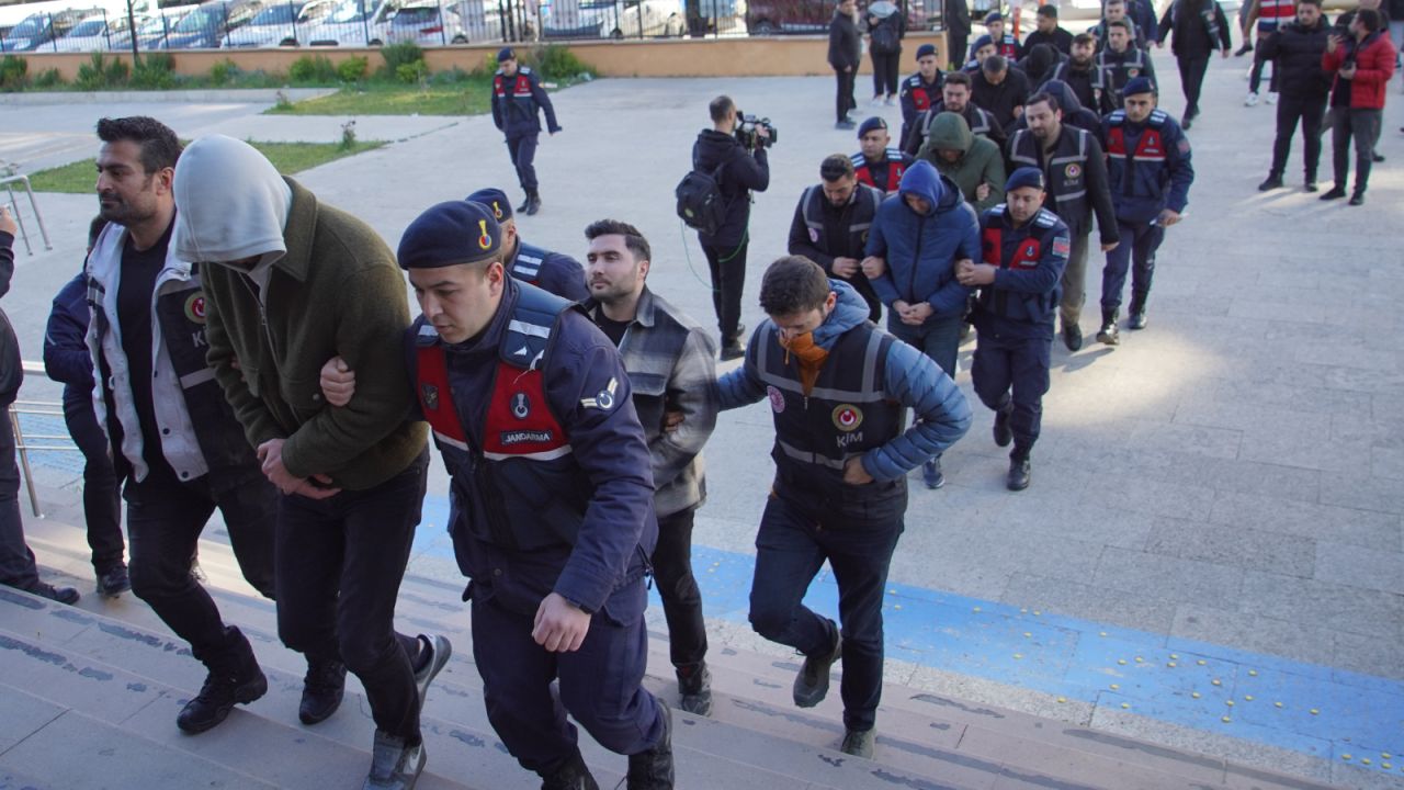 Kapıkule'de rüşvet operasyonu: 38 gümrük memuru adliyeye sevk edildi