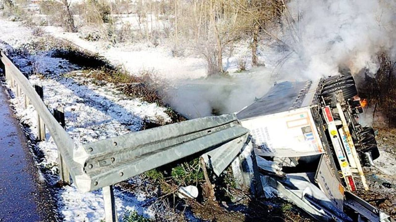 Sivas'ta alev alan devrilen TIR'ın sürücüsü hayatını kaybetti