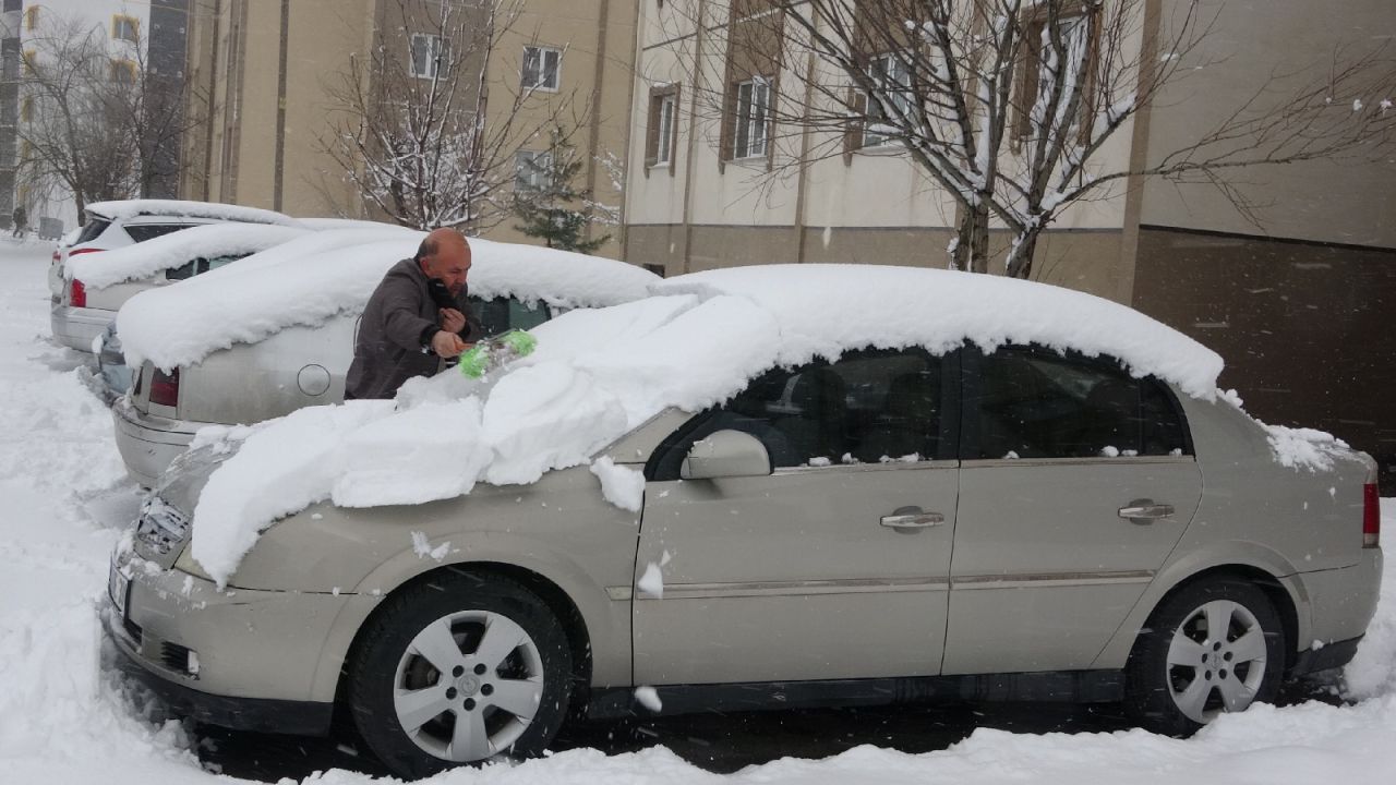 Bitlis'te yoğun kar yağışı: 60 köy yolu ulaşıma kapandı