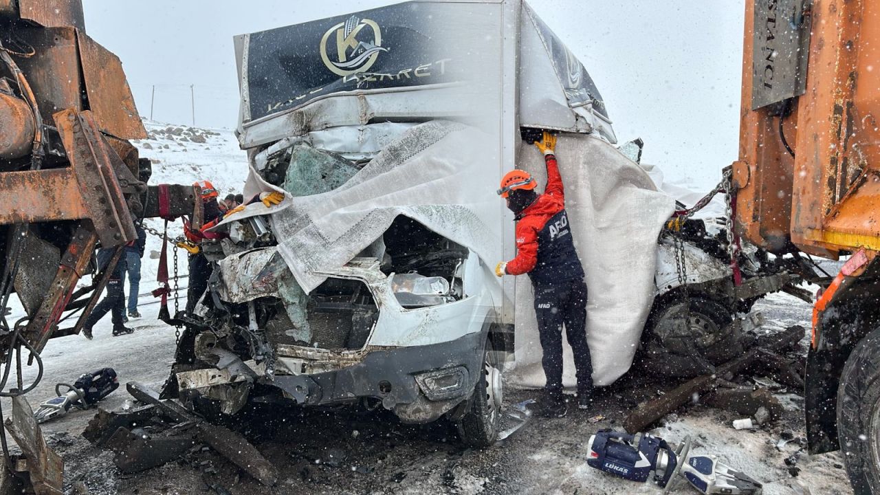 Kar küreme aracına çarpış: 1 ölü, 2 yaralı