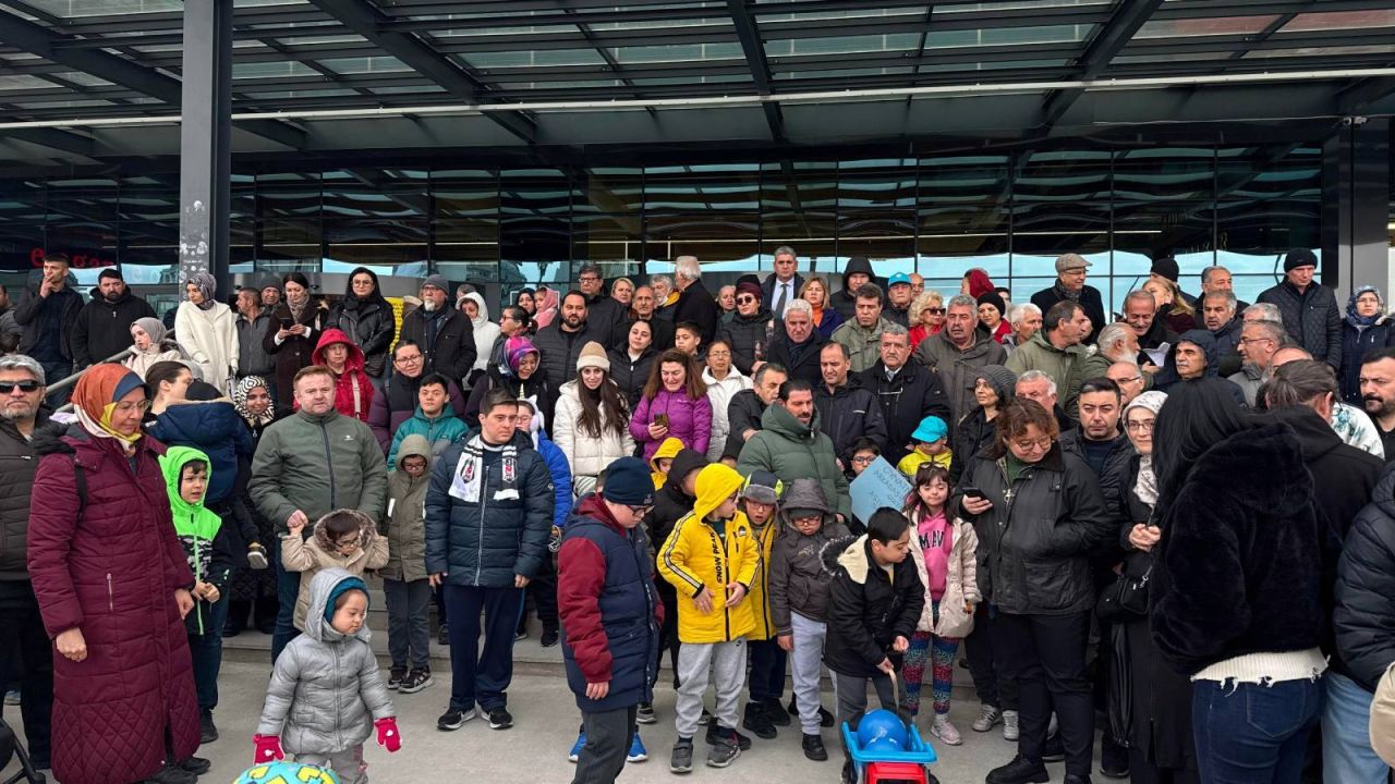 Down Sendromlu Çocuk Oyun Alanına Alınmayınca Protesto Edildi: Her Çocuk Oynamayı Hak Ediyor