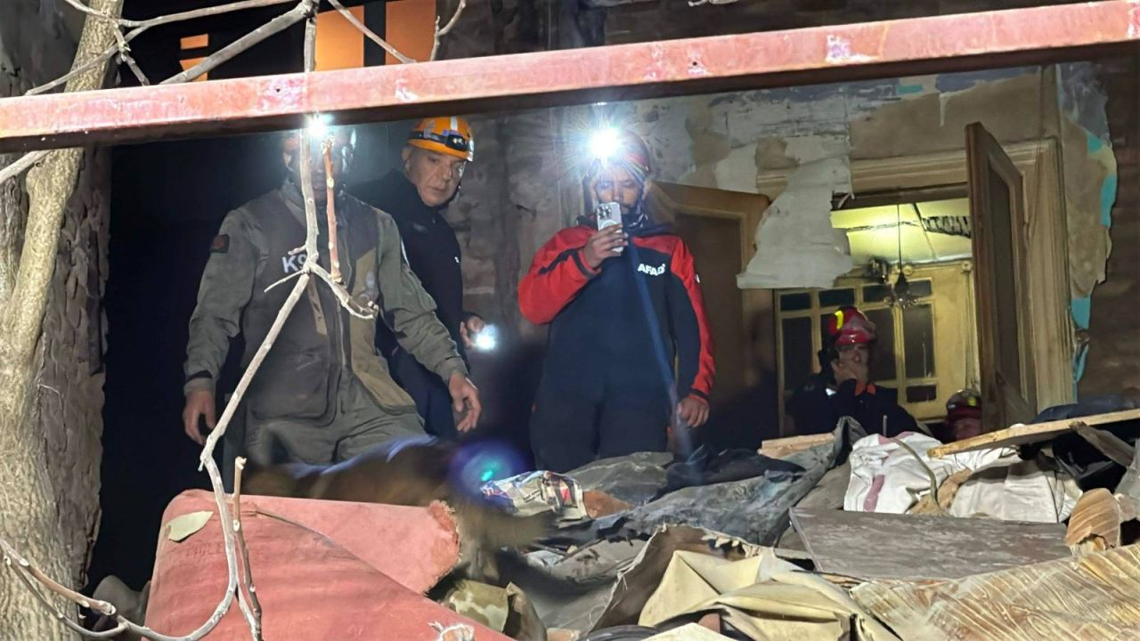 Şişli'de bir bina kısmen çöktü