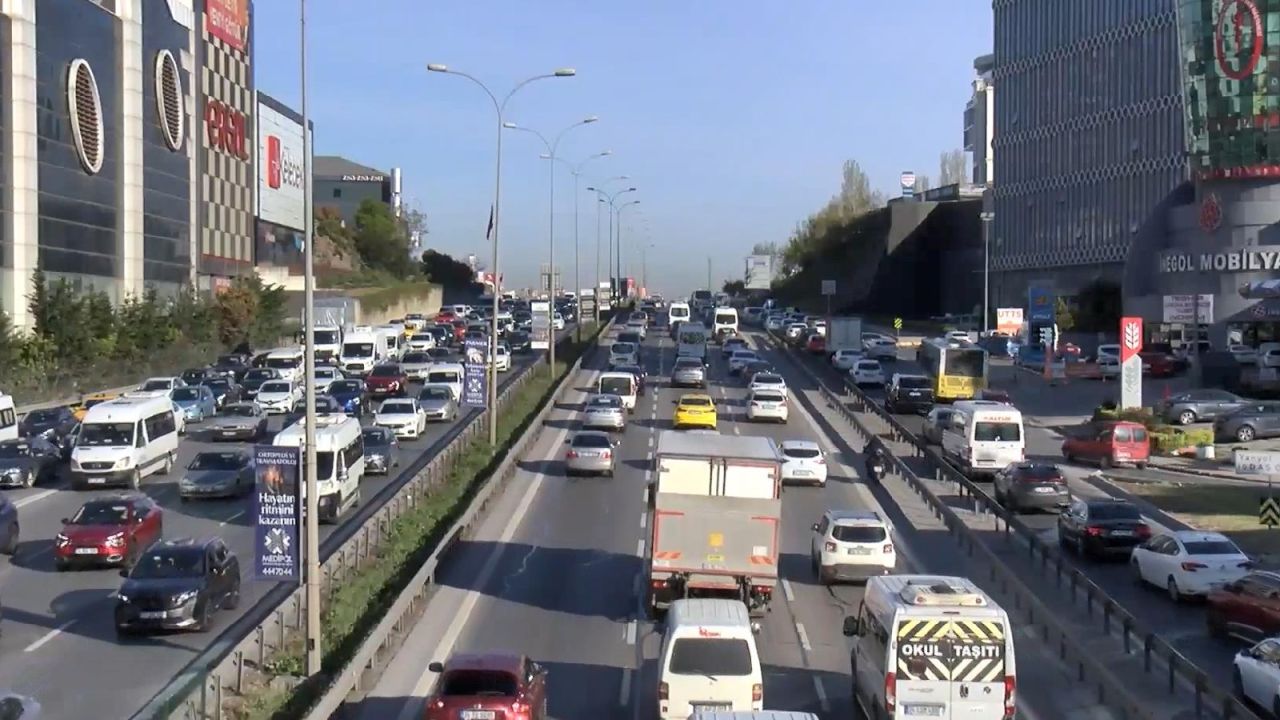 İstanbul'da haftanın ilk günü trafik yoğunluğu yüzde 60 oldu