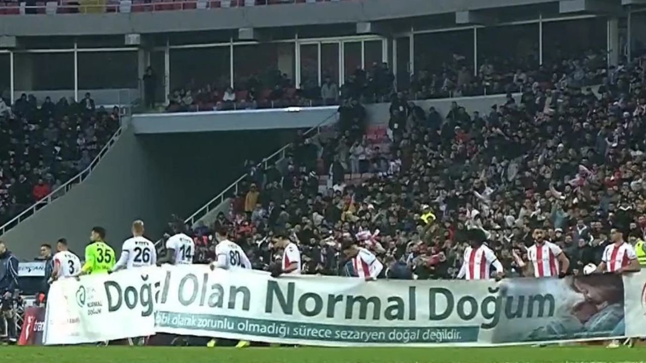 Sağlık Bakanı, Normal Doğum Pankartına Tepkilere Rağmen Durumu Normal Buldu