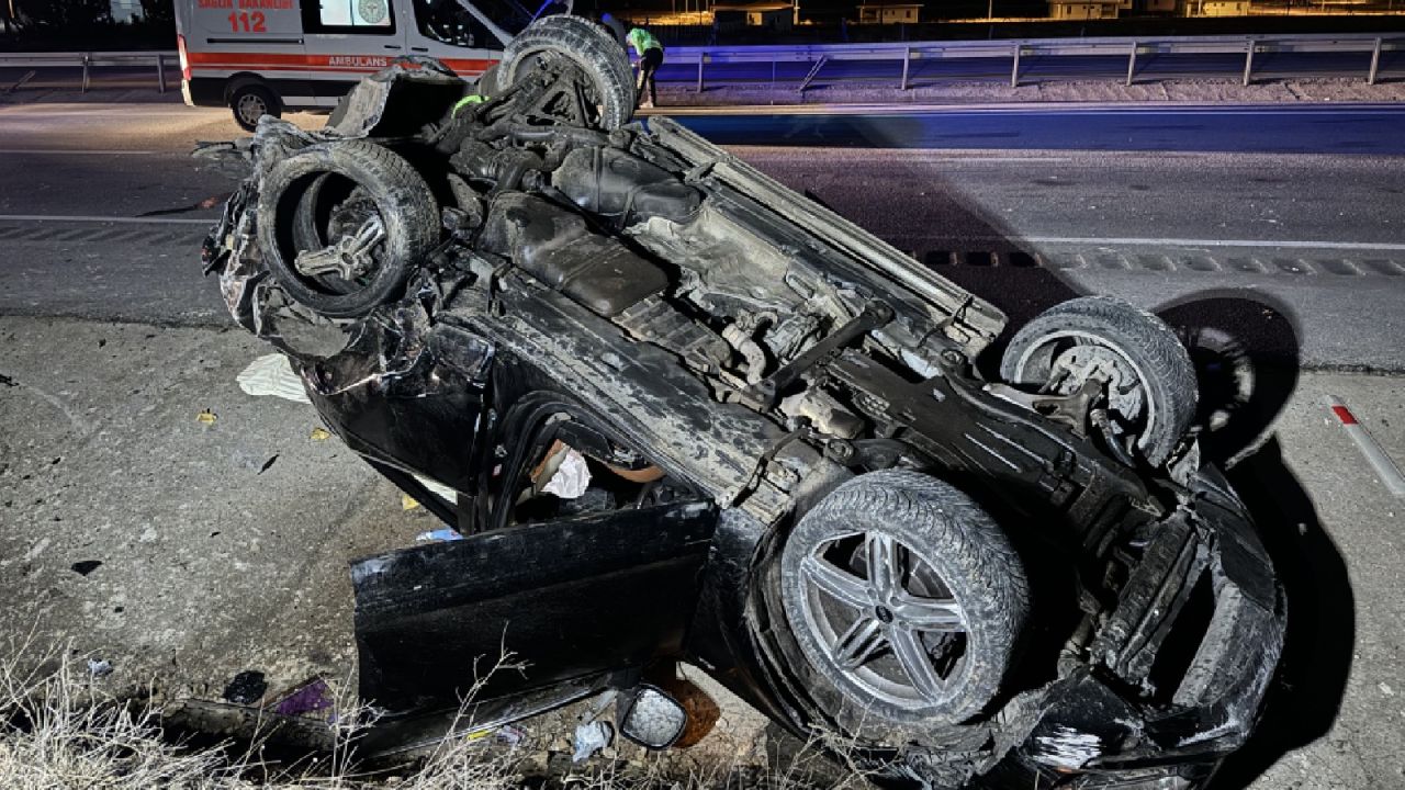 Ciple Çarpışan Otomobilde 1 Kişi Hayatını Kaybetti, 2 Kişi Yaralandı