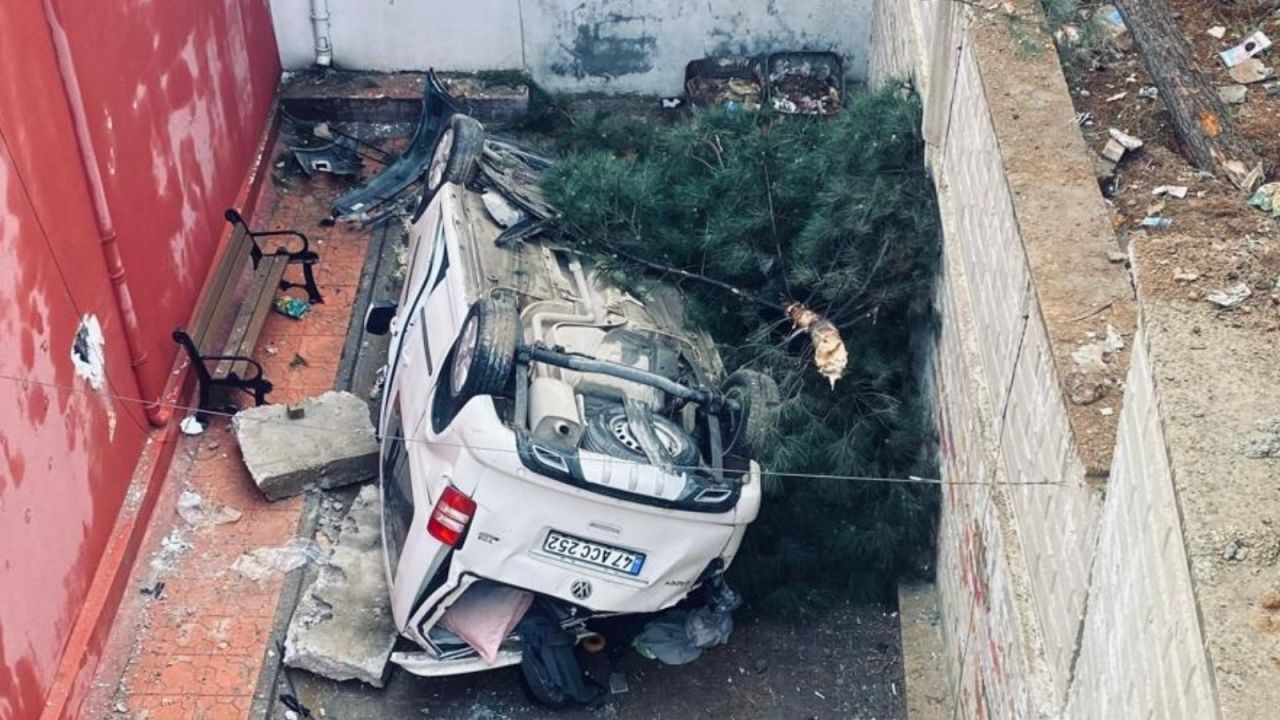 Otomobil istinat duvarından yuvarlandı