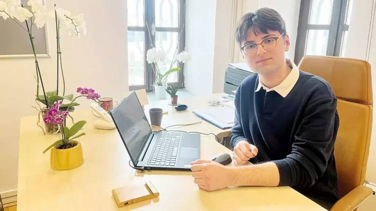 Kabataş Erkek Lisesi öğrencisi Cemil Türk, Harvard'daki lise yarışmasında bir Türk olarak ilk kez birinciliği kazandı