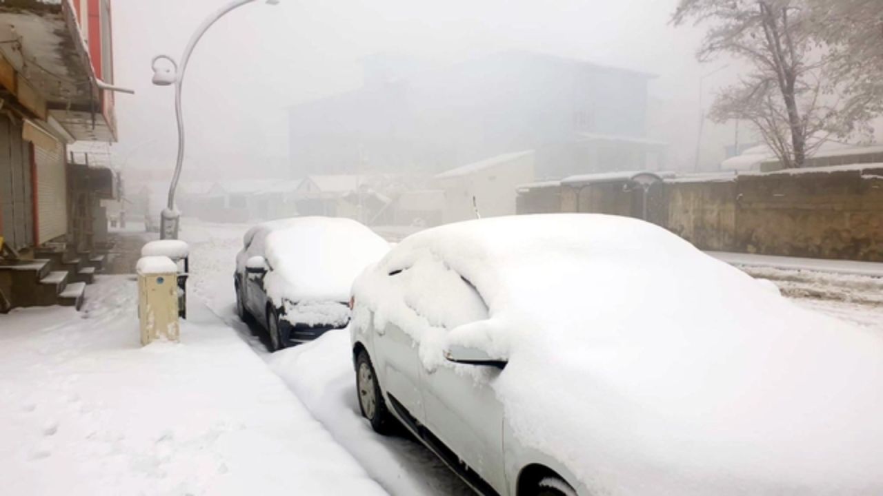 Başkale'de kardan dolayı 13 yerleşim yerinin yolu kapandı