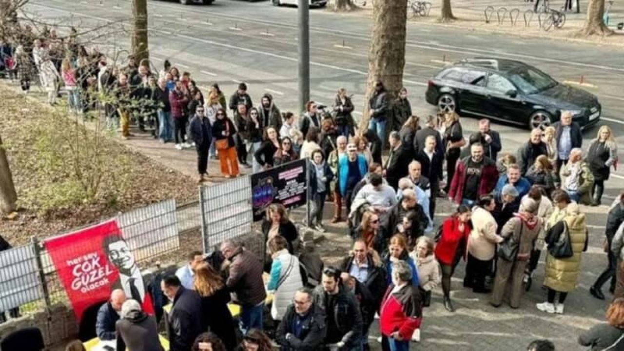 Frankfurt'ta İmamoğlu İçin Toplanan İmzalara Konsolosluk El Koydu