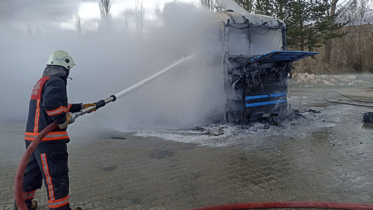 Sivas'ta park halindeki TIR alevlere teslim oldu