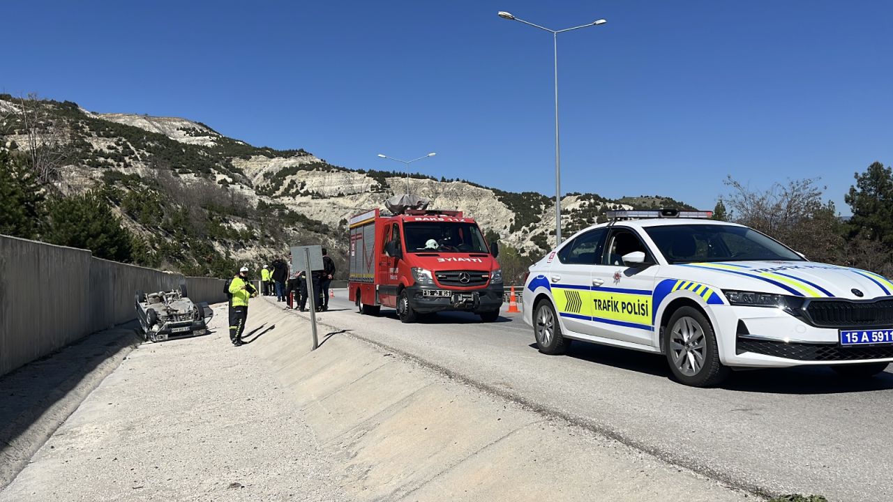 Burdur'da şarampole devrilen otomobil: 4 yaralı