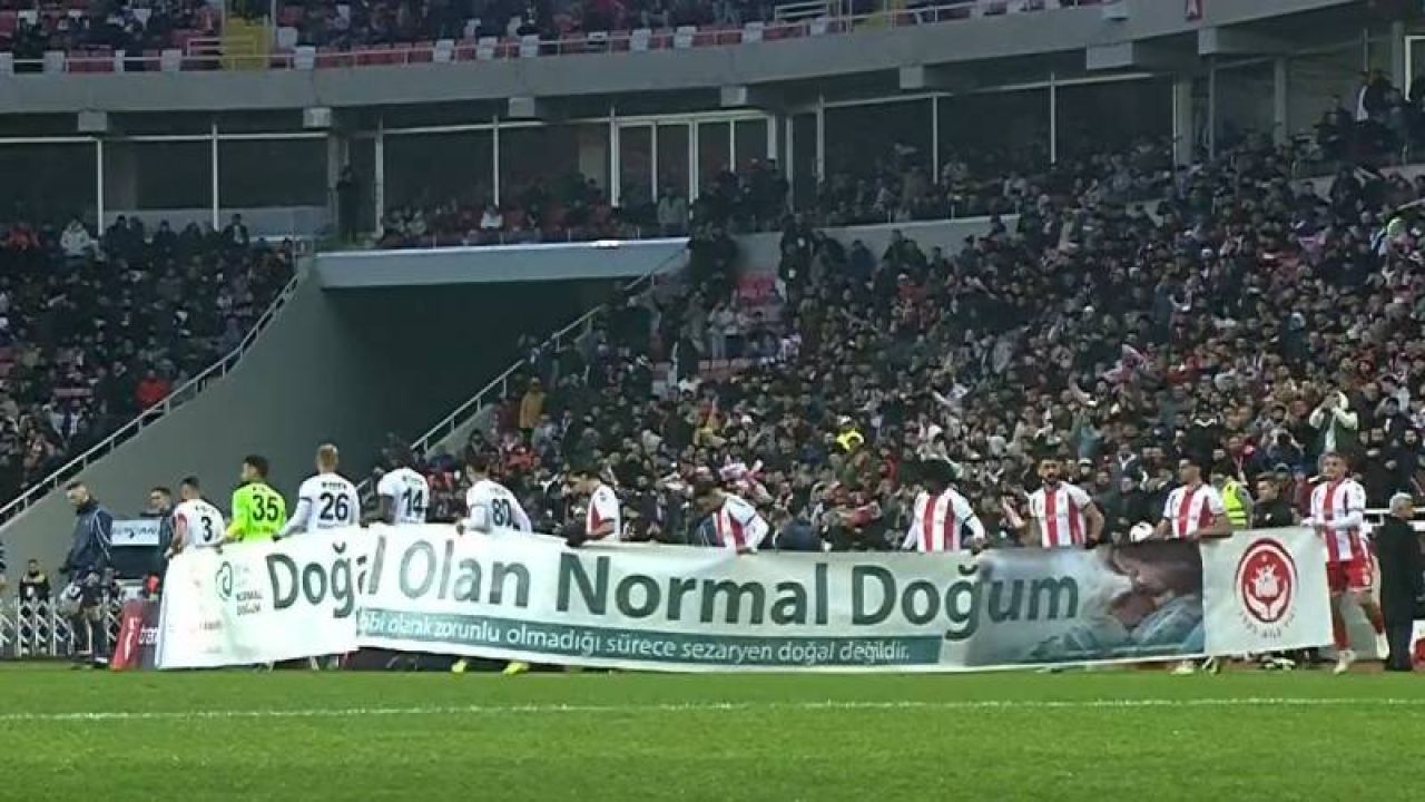 Sivassporlu futbolcunun normal doğum pankartı için özür dilerim açıklaması