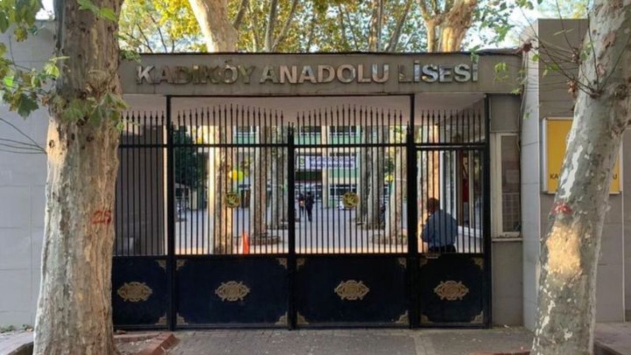 Kadıköy Anadolu Lisesi mezunları, öğrenci ve velilere yönelik tehditlerde bulunan idarecilere karşı uyarıda bulundu