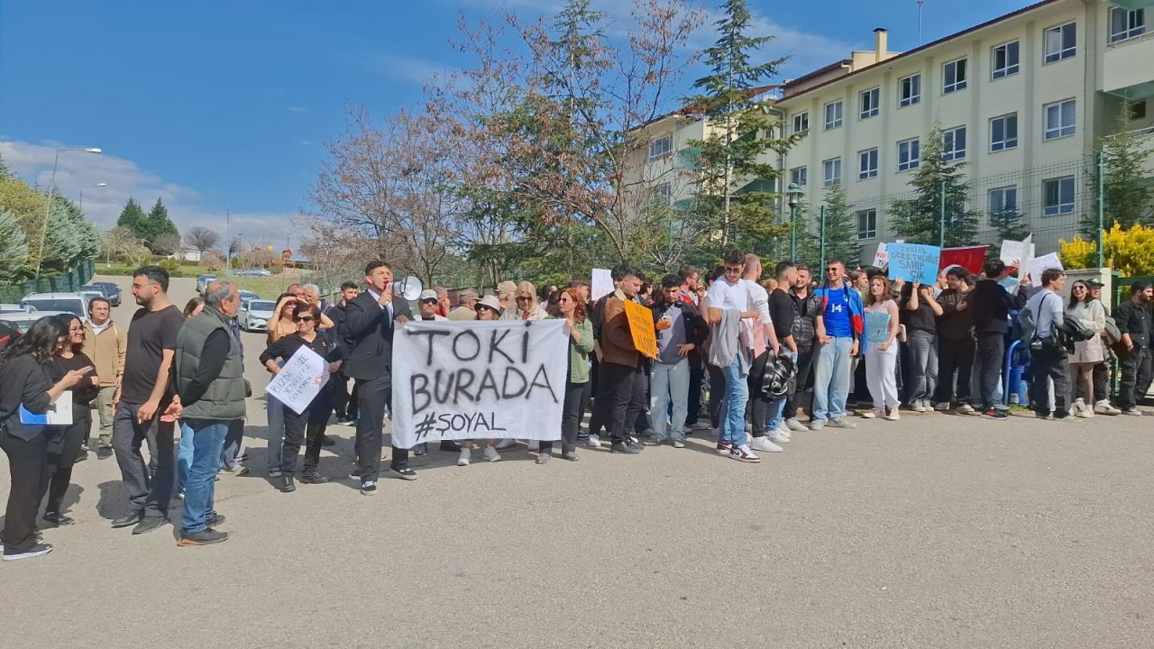 Öğrencilerin eylemine okul idaresinden kilitli müdahale