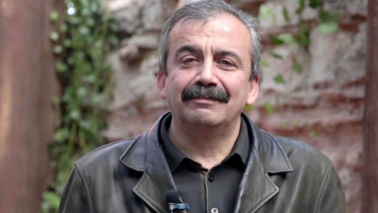 Akif Beki, Sırrı Süreyya'nın Heykelini Yaşarken Yontanlardan Olduğunu Belirtti