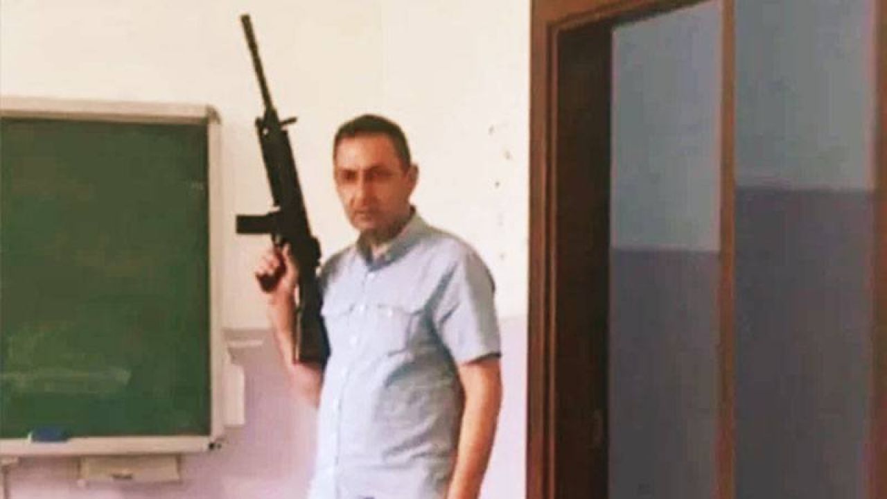 Okulda skandal: Müdür yardımcısından sınıfta tüfekle poz
