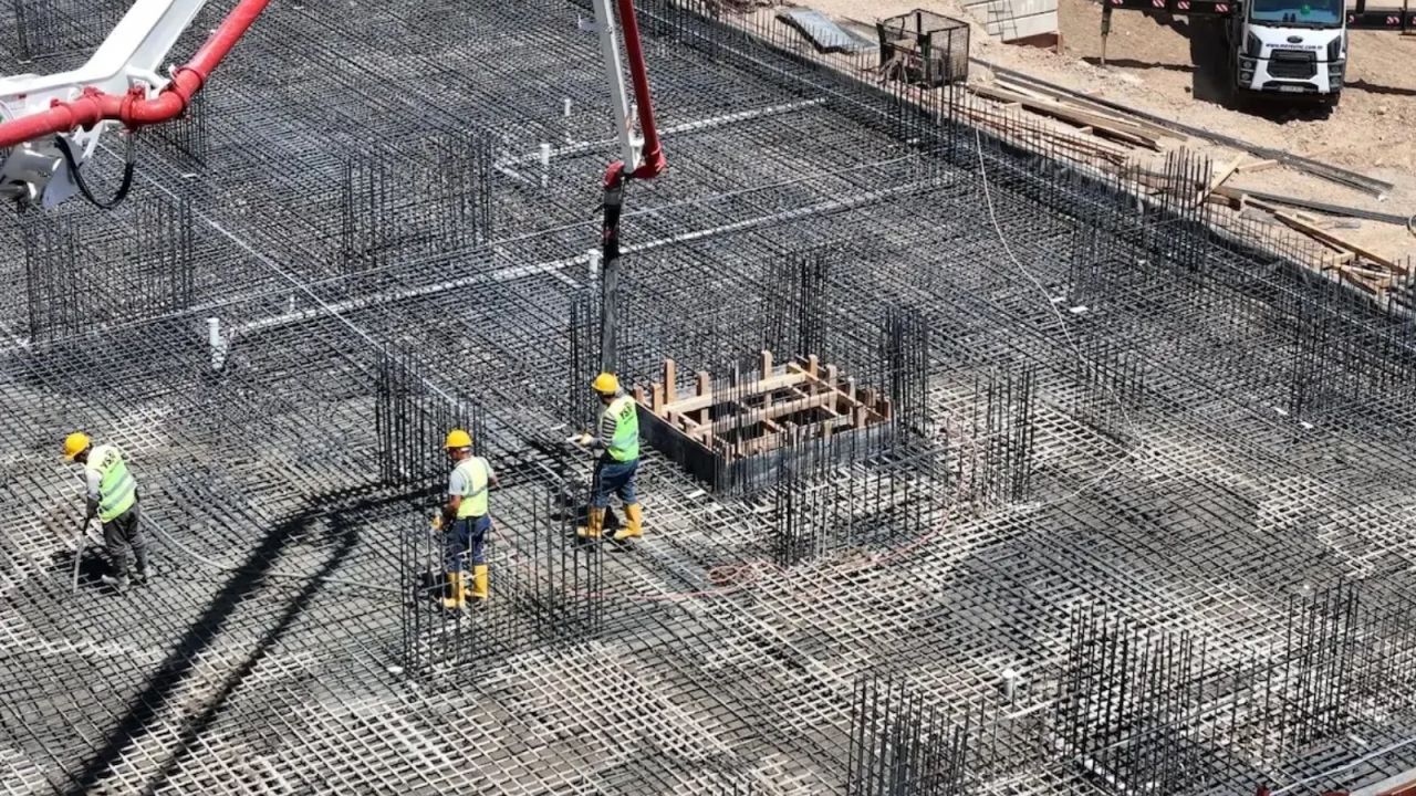 Depremzedeler Konut Beklerken Akp'li Belediye Külliye İnşa Ediyor