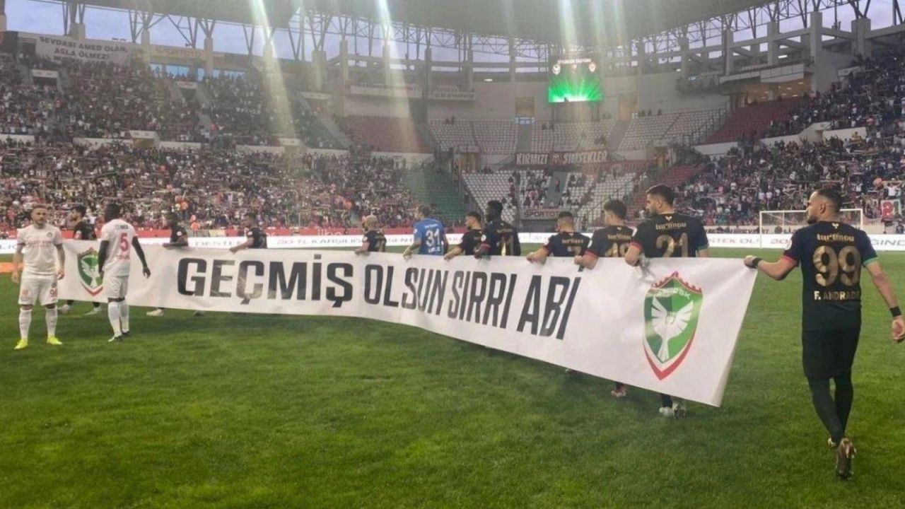 Amedspor, Sırrı Süreyya Önder için pankart açtı