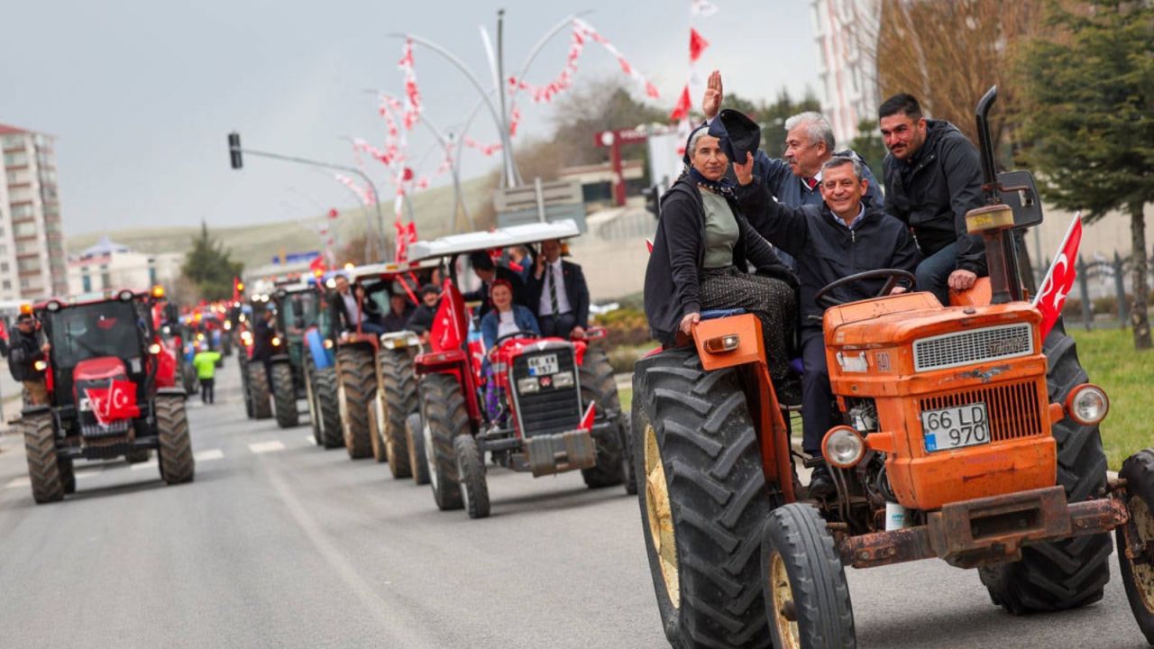 Özgür Özel'in Yozgat mitinginde traktörlü kapak fotoğrafı