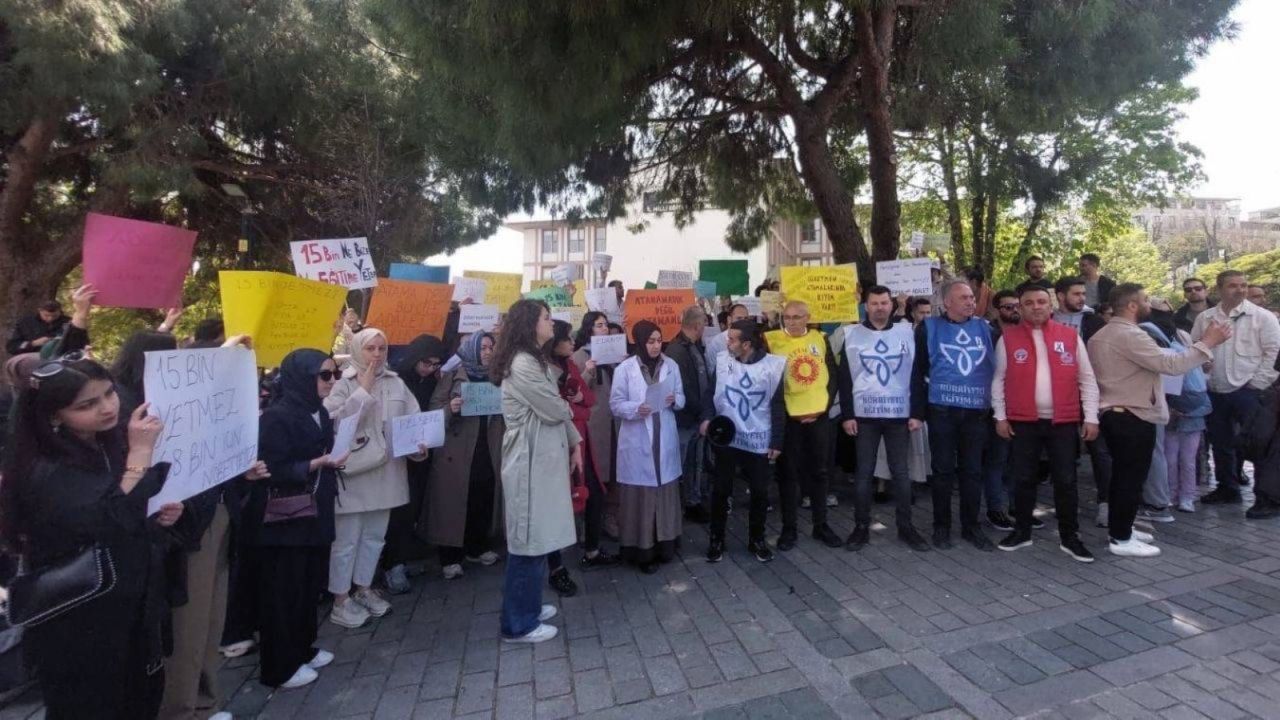 Kontenjan mağduru öğretmenlerden Milli Eğitim Müdürlüğü önünde eylem