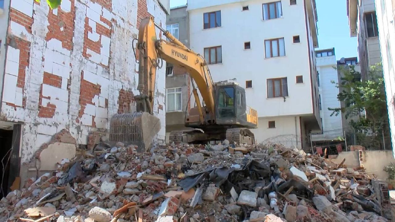 Bina yıkımı mahallede interneti kesti, bir bina hasar gördü