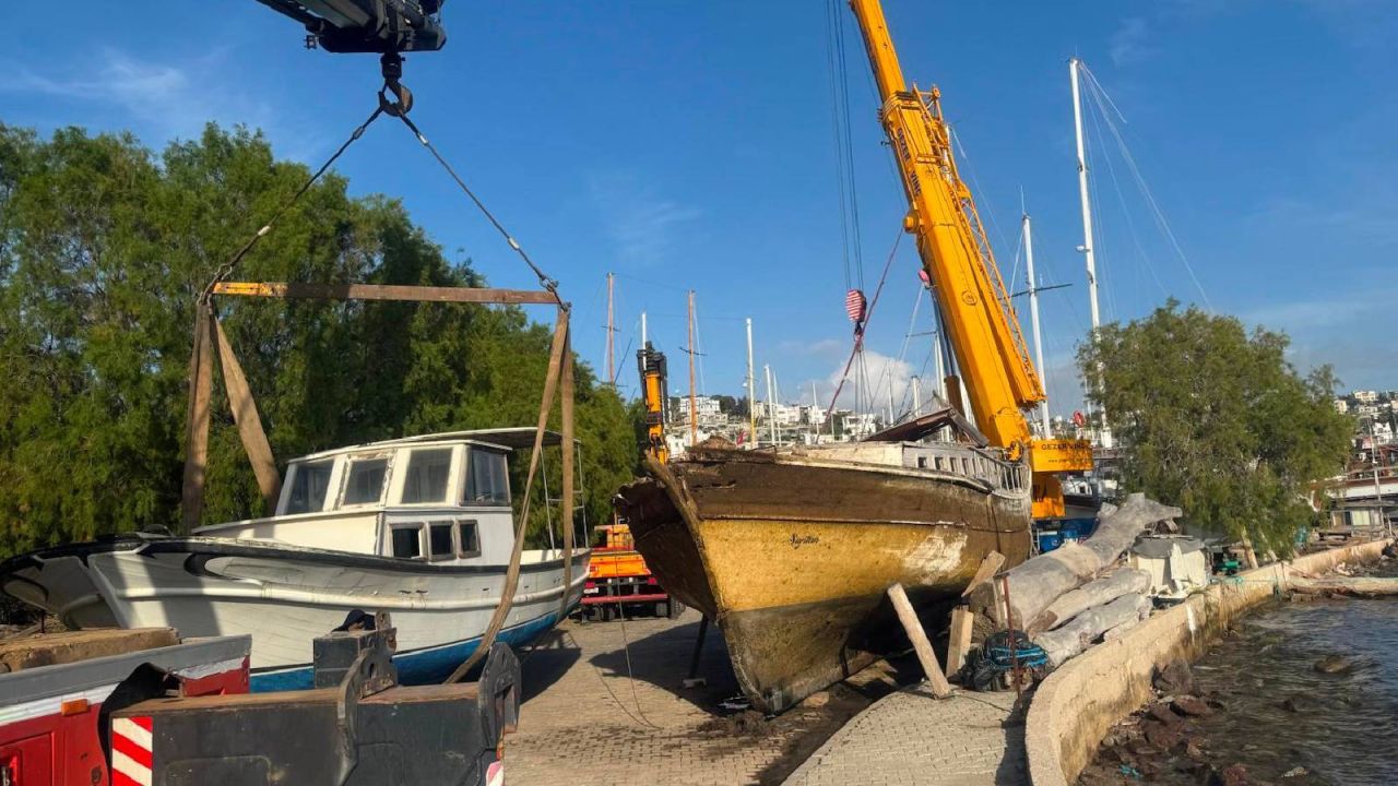 Yarı batık tekne Bodrum'da vinçle kurtarıldı