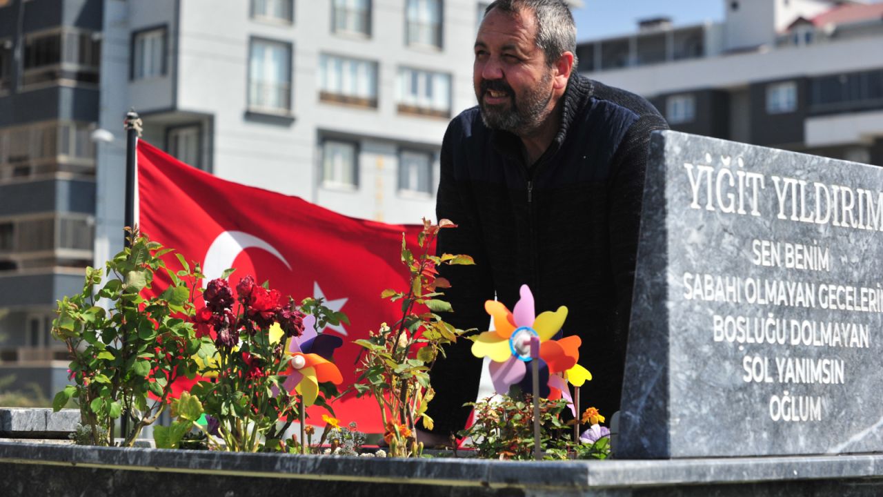 17 Yaşındaki Oğlunun Mezarını 19 Aydır Her Gün Ziyaret Eden Anne Her Ziyarette Günlük Rutinlerini Anlatıyor