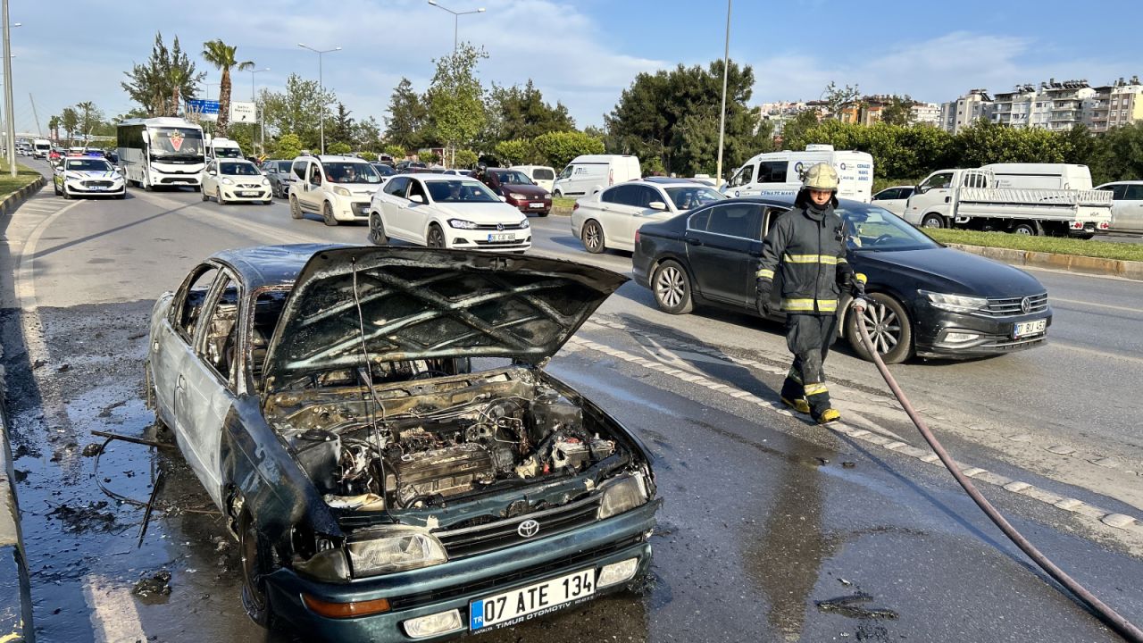 Otomobil seyir halindeyken alev aldı