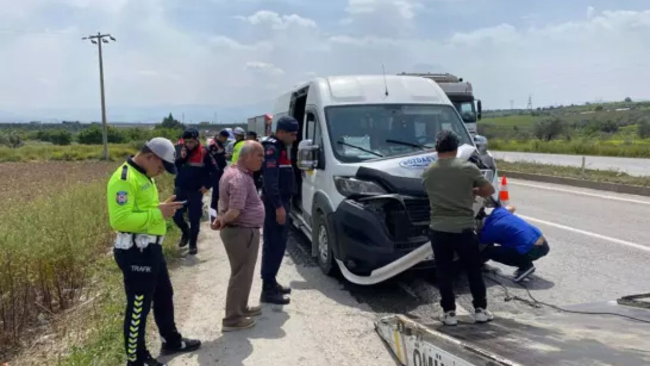 Manisa'da iki servis minibüsü çarpıştı: 9 yaralı