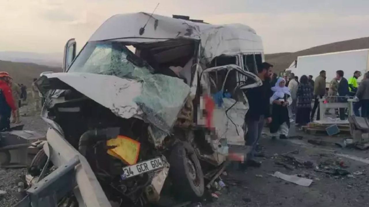 Van'da feci kaza: 6 ölü, 13 yaralı