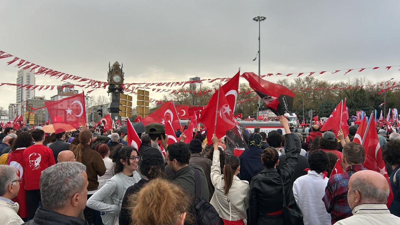 Ankara'da vatandaşlar barikatları kaldırarak anıtkabir'e yürüdü: Ne yılarız, ne korkarız... yıkar geçeriz!