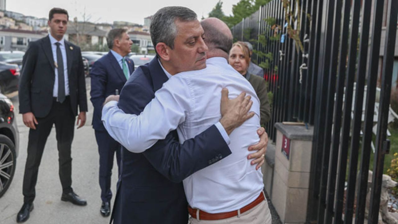 Chp genel başkanı özel, eski milletvekili cihaner'in annesinin vefatı üzerine taziye ziyaretinde bulundu