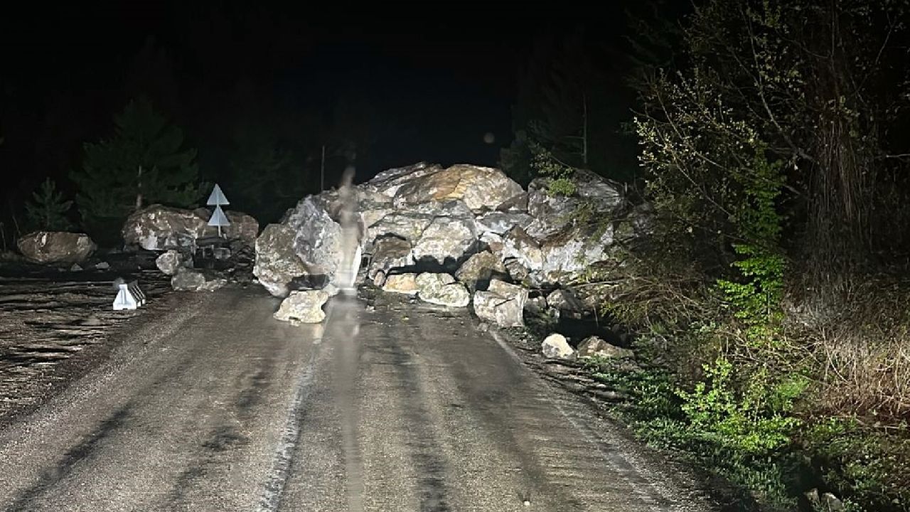 Kastamonu-Şenpazar kara yolunda heyelan oldu!