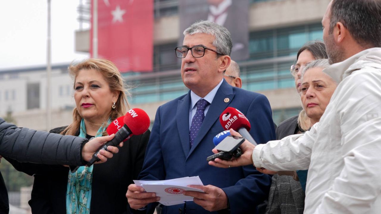 Chp, iki kanun ve dört cumhurbaşkanlığı kararnamesinin iptali için AYM'ye başvurdu