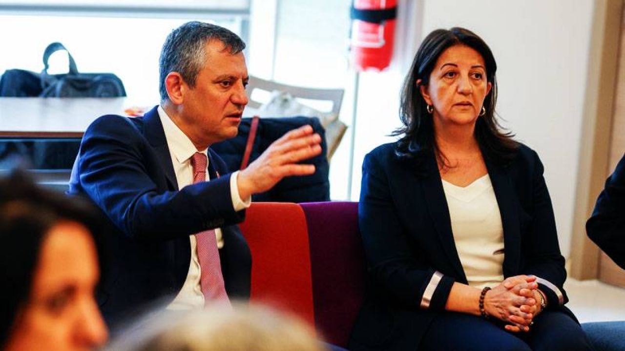 Özgür özel'den sırrı süreyya önder'e hastane ziyareti: "türkiye'de barış olsun diye geçmiş bir ömür var"
